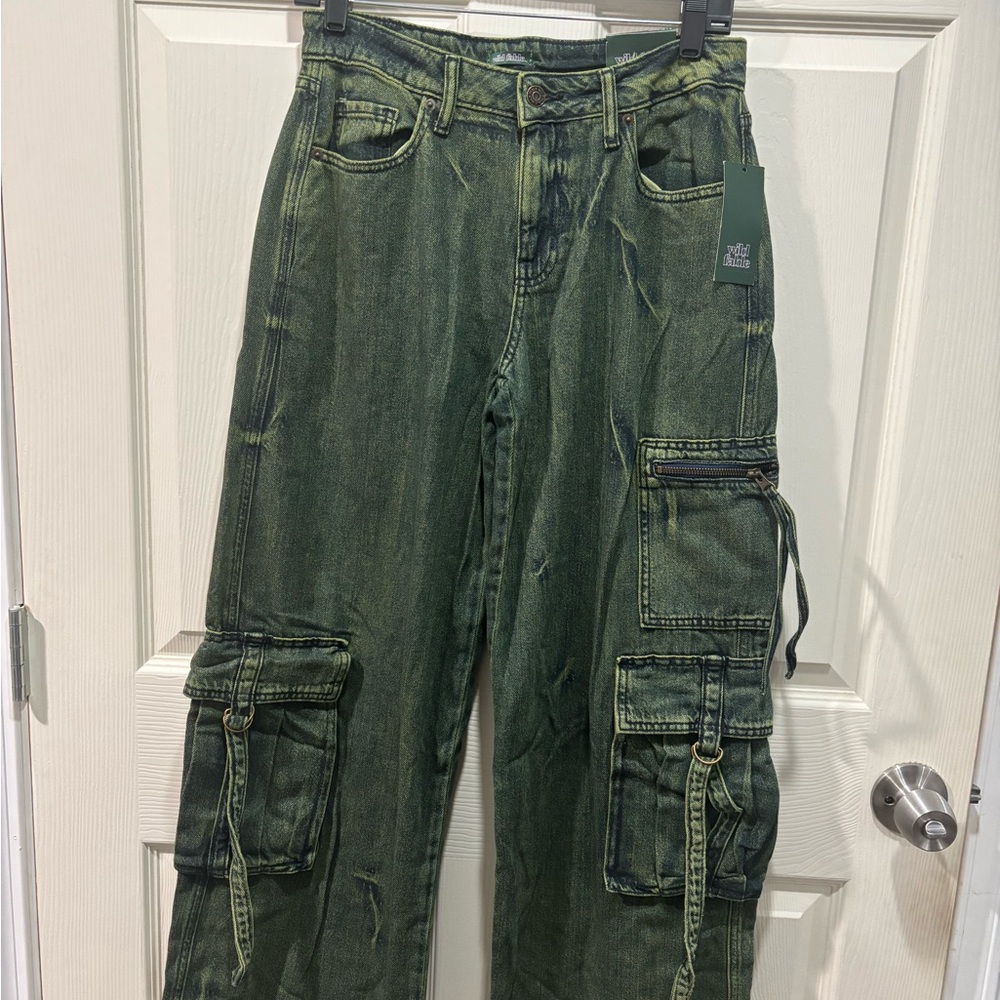Women’s Mid-Rise baggy Green Cargo Pants - Picture 2 of 8